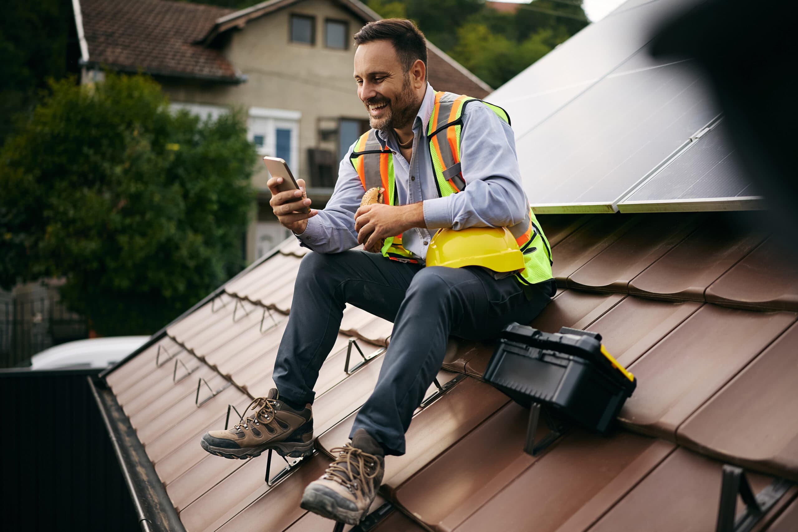 Monteur von BRIAN Solar bei der Arbeit auf dem Dach